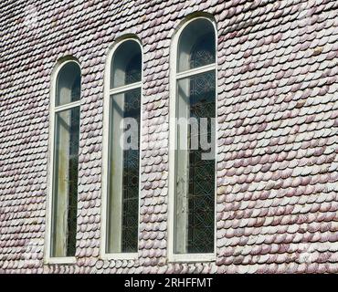 Wand mit Fenstern und Jakobsmuscheln auf der Kapelle des Heiligen Sebastian La Toja Insel Pontevedra Galicien Spanien Stockfoto