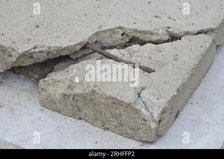 Tijuana, Baja, Kalifornien, Mexiko. 15. Aug. 2023. Ein Stück der gefallenen Berliner Mauer, gespendet an die Stadt Tijuana. Der Bruchteil der Mauer wird dauerhaft am Grenzzaun am Strand ausgestellt, wo derzeit von den Vereinigten Staaten ein bis zu 30 Meter hoher Ersatzzaun gebaut wird, der San Diego, Kalifornien und Mexiko teilt. Das fast 12 Tonnen große Stück wurde 2019 dem Weißen Haus zur Erinnerung an 30 Jahre seit dem Fall der Berliner Mauer im Rahmen einer Initiative namens "Mauern gegen Mauern" übergeben. Zu dieser Zeit hatte das Stück einen Brief adressiert an Th Stockfoto