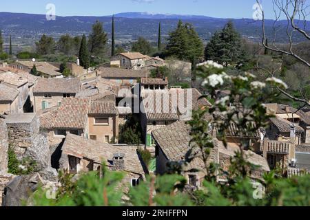 Dächer in Oppède le Vieux, Provence, Frankreich, mit Mont Ventoux im fernen Hintergrund. Stockfoto