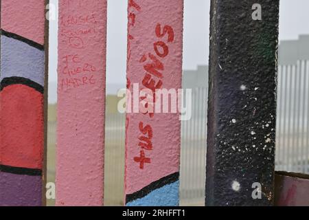 Tijuana, Baja, Kalifornien, Mexiko. 15. Aug. 2023. Ein Stück der gefallenen Berliner Mauer, gespendet an die Stadt Tijuana. Der Bruchteil der Mauer wird dauerhaft am Grenzzaun am Strand ausgestellt, wo derzeit von den Vereinigten Staaten ein bis zu 30 Meter hoher Ersatzzaun gebaut wird, der San Diego, Kalifornien und Mexiko teilt. (Kreditbild: © Carlos A. Moreno/ZUMA Press Wire) NUR REDAKTIONELLE VERWENDUNG! Nicht für den kommerziellen GEBRAUCH! Stockfoto