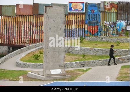 Tijuana, Baja, Kalifornien, Mexiko. 15. Aug. 2023. Ein Stück der gefallenen Berliner Mauer, gespendet an die Stadt Tijuana. Der Bruchteil der Mauer wird dauerhaft am Grenzzaun am Strand ausgestellt, wo derzeit von den Vereinigten Staaten ein bis zu 30 Meter hoher Ersatzzaun gebaut wird, der San Diego, Kalifornien und Mexiko teilt. ein 12 Meter hohes Stück wurde dem Weißen Haus im Jahr 2019 zur Erinnerung an 30 Jahre seit dem Fall der Berliner Mauer im Rahmen einer Initiative namens "Mauern gegen Mauern" übergeben. Zu diesem Zeitpunkt hatte das Stück einen Brief an die adressiert Stockfoto