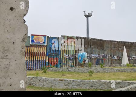 Tijuana, Baja, Kalifornien, Mexiko. 15. Aug. 2023. Ein Stück der gefallenen Berliner Mauer, gespendet an die Stadt Tijuana. Der Bruchteil der Mauer wird dauerhaft am Grenzzaun am Strand ausgestellt, wo derzeit von den Vereinigten Staaten ein bis zu 30 Meter hoher Ersatzzaun gebaut wird, der San Diego, Kalifornien und Mexiko teilt. ein 12 Meter hohes Stück wurde dem Weißen Haus im Jahr 2019 zur Erinnerung an 30 Jahre seit dem Fall der Berliner Mauer im Rahmen einer Initiative namens "Mauern gegen Mauern" übergeben. Zu diesem Zeitpunkt hatte das Stück einen Brief an die adressiert Stockfoto