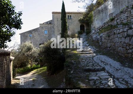 Steigung nach oben bei Oppède le Vieux, Luberon, Provence, Frankreich Stockfoto