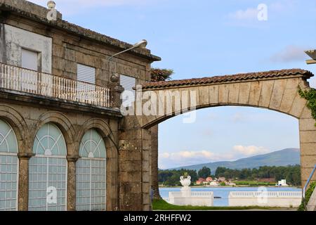 Blick auf die Landschaft durch einen Bogen in Richtung der Arousa-Mündung mit einem weiß bemalten Urnenplättchen und Balustrade La Toja Island Pontevedra Galicien Spanien Stockfoto