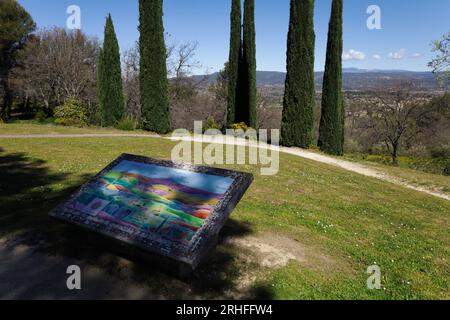 Besucherplan der Landschaft an einem Aussichtspunkt in Oppède le Vieux, Luberon, Provence, Frankreich Stockfoto