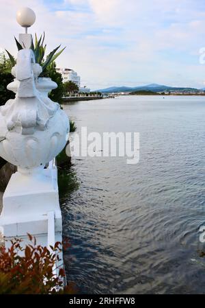 Landschaftsansicht der Arousa-Mündung mit einem weiß bemalten urnenförmigen Pflanzgefäß La Toja Island Pontevedra Galicien Spanien Stockfoto