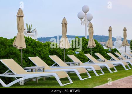 Leere Liegestühle neben dem Swimmingpool bei Abendlicht im Hotel Louxo Luxus 4 Sterne Hotel La Toja Island Pontevedra Galicia Spanien Stockfoto