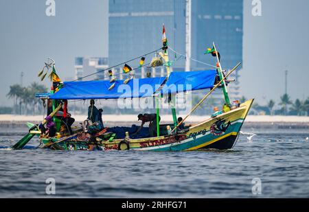 Ein hölzernes Fischerboot, das in der Bucht in der Nähe von Jakarta, Java, Indonesien segelt. Stockfoto