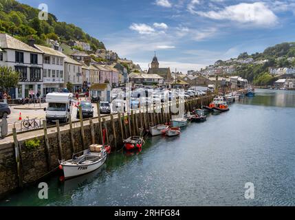 Looe, Großbritannien - August 2023: Blick auf Looe mit dem Hafen von Looe und dem East Looe River Stockfoto