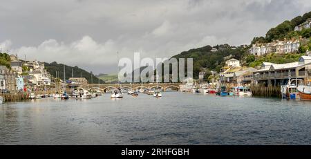 Looe, Großbritannien - August 2023: Blick auf den Hafen und die Bogenbrücke über den East Looe River, die East und West Looe in Cornwall trennen Stockfoto