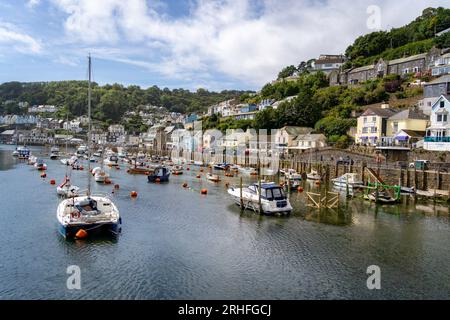 Looe, Großbritannien - August 2023: Blick auf West Looe mit dem Hafen von Looe und dem East Looe River Stockfoto
