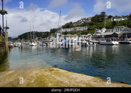 Looe, Großbritannien - August 2023: Blick auf den Hafen und die Bogenbrücke über den East Looe River, die East und West Looe in Cornwall trennen Stockfoto