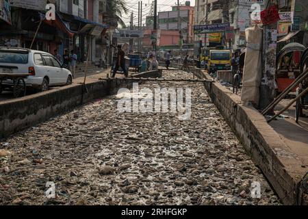 Ein Kanal in Dhaka, der mit verschiedenen Arten von Kunststoffabfällen bedeckt ist. Dhaka, Bangladesch Stockfoto