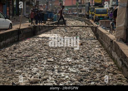 Ein Kanal in Dhaka, der mit verschiedenen Arten von Kunststoffabfällen bedeckt ist. Dhaka, Bangladesch Stockfoto