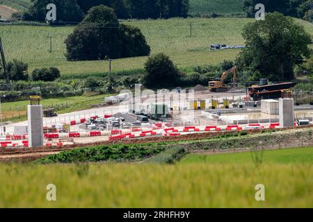 Wendover Dean, Buckinghamshire, Großbritannien. 16. August 2023. HS2 Bauarbeiten die Hochgeschwindigkeitsbahn 2 von London nach Birmingham wird in Wendover Dean, Buckinghamshire, fortgesetzt. Ein 450 Meter HS2 langes Eisenbahnviadukt wird durch die Landschaft führen. Die Bahnviadukt-Piers (abgebildet) werden auf dem Land gebaut, das früher Teil der Durham Farm war. Der Euston Terminus-Teil des Projekts ist seit zwei Jahren stillgelegt, während die Kosten weiterhin außer Kontrolle geraten. Mark Thurston, CEO von HS2, ist ebenfalls kürzlich zurückgetreten. Kredit: Maureen McLean/Alamy Live News Stockfoto