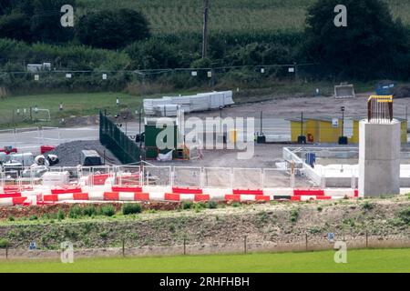 Wendover Dean, Buckinghamshire, Großbritannien. 16. August 2023. HS2 die Bauarbeiten an der Hochgeschwindigkeitsbahn 2 von London nach Birmingham werden in Wendover Dean, Buckinghamshire, fortgesetzt. Ein 450 Meter HS2 langes Eisenbahnviadukt wird durch die Landschaft führen. Die Bahnviadukt-Piers (abgebildet) werden auf dem Land gebaut, das früher Teil der Durham Farm war. Der Euston Terminus-Teil des Projekts ist seit zwei Jahren stillgelegt, während die Kosten weiterhin außer Kontrolle geraten. Mark Thurston, CEO von HS2, ist ebenfalls kürzlich zurückgetreten. Kredit: Maureen McLean/Alamy Live News Stockfoto