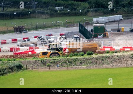 Wendover Dean, Buckinghamshire, Großbritannien. 16. August 2023. HS2 Bauarbeiten die Hochgeschwindigkeitsbahn 2 von London nach Birmingham wird in Wendover Dean, Buckinghamshire, fortgesetzt. Ein 450 Meter HS2 langes Eisenbahnviadukt wird durch die Landschaft führen. Die Bahnviadukt-Piers (abgebildet) werden auf dem Land gebaut, das früher Teil der Durham Farm war. Der Euston Terminus-Teil des Projekts ist seit zwei Jahren stillgelegt, während die Kosten weiterhin außer Kontrolle geraten. Mark Thurston, CEO von HS2, ist ebenfalls kürzlich zurückgetreten. Kredit: Maureen McLean/Alamy Live News Stockfoto