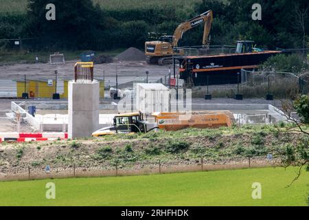 Wendover Dean, Buckinghamshire, Großbritannien. 16. August 2023. HS2 Bauarbeiten die Hochgeschwindigkeitsbahn 2 von London nach Birmingham wird in Wendover Dean, Buckinghamshire, fortgesetzt. Ein 450 Meter HS2 langes Eisenbahnviadukt wird durch die Landschaft führen. Die Bahnviadukt-Piers (abgebildet) werden auf dem Land gebaut, das früher Teil der Durham Farm war. Der Euston Terminus-Teil des Projekts ist seit zwei Jahren stillgelegt, während die Kosten weiterhin außer Kontrolle geraten. Mark Thurston, CEO von HS2, ist ebenfalls kürzlich zurückgetreten. Kredit: Maureen McLean/Alamy Live News Stockfoto