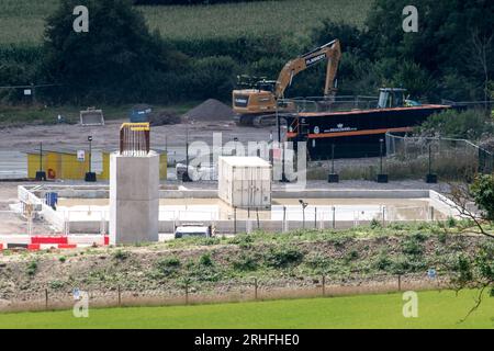 Wendover Dean, Buckinghamshire, Großbritannien. 16. August 2023. HS2 die Bauarbeiten an der Hochgeschwindigkeitsbahn 2 von London nach Birmingham werden in Wendover Dean, Buckinghamshire, fortgesetzt. Ein 450 Meter HS2 langes Eisenbahnviadukt wird durch die Landschaft führen. Die Bahnviadukt-Piers (abgebildet) werden auf dem Land gebaut, das früher Teil der Durham Farm war. Der Euston Terminus-Teil des Projekts ist seit zwei Jahren stillgelegt, während die Kosten weiterhin außer Kontrolle geraten. Mark Thurston, CEO von HS2, ist ebenfalls kürzlich zurückgetreten. Kredit: Maureen McLean/Alamy Live News Stockfoto