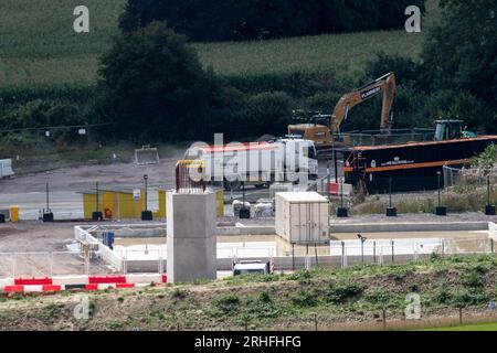 Wendover Dean, Buckinghamshire, Großbritannien. 16. August 2023. HS2 die Bauarbeiten an der Hochgeschwindigkeitsbahn 2 von London nach Birmingham werden in Wendover Dean, Buckinghamshire, fortgesetzt. Ein 450 Meter HS2 langes Eisenbahnviadukt wird durch die Landschaft führen. Die Bahnviadukt-Piers (abgebildet) werden auf dem Land gebaut, das früher Teil der Durham Farm war. Der Euston Terminus-Teil des Projekts ist seit zwei Jahren stillgelegt, während die Kosten weiterhin außer Kontrolle geraten. Mark Thurston, CEO von HS2, ist ebenfalls kürzlich zurückgetreten. Kredit: Maureen McLean/Alamy Live News Stockfoto