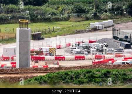 Wendover Dean, Buckinghamshire, Großbritannien. 16. August 2023. HS2 die Bauarbeiten an der Hochgeschwindigkeitsbahn 2 von London nach Birmingham werden in Wendover Dean, Buckinghamshire, fortgesetzt. Ein 450 Meter HS2 langes Eisenbahnviadukt wird durch die Landschaft führen. Die Bahnviadukt-Piers (abgebildet) werden auf dem Land gebaut, das früher Teil der Durham Farm war. Der Euston Terminus-Teil des Projekts ist seit zwei Jahren stillgelegt, während die Kosten weiterhin außer Kontrolle geraten. Mark Thurston, CEO von HS2, ist ebenfalls kürzlich zurückgetreten. Kredit: Maureen McLean/Alamy Live News Stockfoto