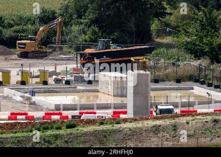 Wendover Dean, Buckinghamshire, Großbritannien. 16. August 2023. HS2 die Bauarbeiten an der Hochgeschwindigkeitsbahn 2 von London nach Birmingham werden in Wendover Dean, Buckinghamshire, fortgesetzt. Ein 450 Meter HS2 langes Eisenbahnviadukt wird durch die Landschaft führen. Die Bahnviadukt-Piers (abgebildet) werden auf dem Land gebaut, das früher Teil der Durham Farm war. Der Euston Terminus-Teil des Projekts ist seit zwei Jahren stillgelegt, während die Kosten weiterhin außer Kontrolle geraten. Mark Thurston, CEO von HS2, ist ebenfalls kürzlich zurückgetreten. Kredit: Maureen McLean/Alamy Live News Stockfoto