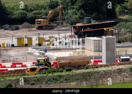 Wendover Dean, Buckinghamshire, Großbritannien. 16. August 2023. HS2 die Bauarbeiten an der Hochgeschwindigkeitsbahn 2 von London nach Birmingham werden in Wendover Dean, Buckinghamshire, fortgesetzt. Ein 450 Meter HS2 langes Eisenbahnviadukt wird durch die Landschaft führen. Die Bahnviadukt-Piers (abgebildet) werden auf dem Land gebaut, das früher Teil der Durham Farm war. Der Euston Terminus-Teil des Projekts ist seit zwei Jahren stillgelegt, während die Kosten weiterhin außer Kontrolle geraten. Mark Thurston, CEO von HS2, ist ebenfalls kürzlich zurückgetreten. Kredit: Maureen McLean/Alamy Live News Stockfoto