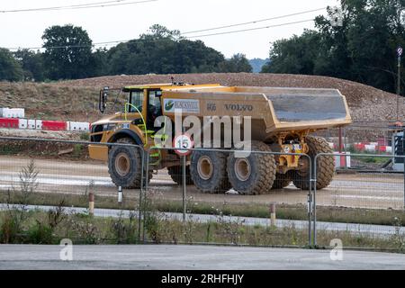 Wendover Dean, Buckinghamshire, Großbritannien. 16. August 2023. Ein HS2-Lkw, der nach dem Transport von Schutt auf einer HS2-Transportstraße zurückkehrt. HS2 Bauarbeiten die Hochgeschwindigkeitsbahn 2 von London nach Birmingham wird in Wendover Dean, Buckinghamshire, fortgesetzt. Ein riesiges Eisenbahnviadukt von HS2 km wird durch die Landschaft führen. Die Bahnviadukte werden auf Land gebaut, das früher Teil der Durham Farm war. Der Euston Terminus-Teil des Projekts ist seit zwei Jahren stillgelegt, während die Kosten weiterhin außer Kontrolle geraten. Mark Thurston, CEO von HS2, ist ebenfalls kürzlich zurückgetreten. Kredit: Maureen McLean/ Stockfoto