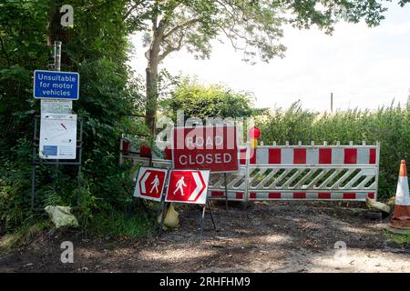 Wendover Dean, Buckinghamshire, Großbritannien. 16. August 2023. HS2 Bauarbeiten die Hochgeschwindigkeitsbahn 2 von London nach Birmingham wird in Wendover Dean, Buckinghamshire, fortgesetzt. Ein riesiges Eisenbahnviadukt von HS2 km wird durch die Landschaft führen. Bowood Lane (abgebildet) blieb für den Verkehr gesperrt. Fußwege in der Gegend wurden entweder umgeleitet oder aufgrund von HS2 Bauarbeiten geschlossen, was zu Frustration und Unsicherheit für Wanderer und Verstürmer in der Gegend führte. Kredit: Maureen McLean/Alamy Live News Stockfoto