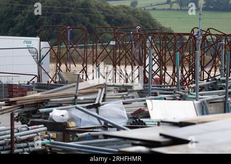 Wendover Dean, Buckinghamshire, Großbritannien. 16. August 2023. HS2 Bauarbeiten die Hochgeschwindigkeitsbahn 2 von London nach Birmingham wird in Wendover Dean, Buckinghamshire, fortgesetzt. Ein riesiges Eisenbahnviadukt von HS2 km wird durch die Landschaft führen. Die Bahnviadukte werden auf Land gebaut, das früher Teil der Durham Farm war. Der Euston Terminus-Teil des Projekts ist seit zwei Jahren stillgelegt, während die Kosten weiterhin außer Kontrolle geraten. Mark Thurston, CEO von HS2, ist ebenfalls kürzlich zurückgetreten. Kredit: Maureen McLean/Alamy Live News Stockfoto