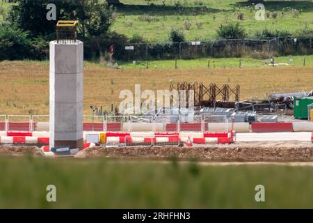 Wendover Dean, Buckinghamshire, Großbritannien. 16. August 2023. HS2 die Bauarbeiten an der Hochgeschwindigkeitsbahn 2 von London nach Birmingham werden in Wendover Dean, Buckinghamshire, fortgesetzt. Ein 450 Meter HS2 langes Eisenbahnviadukt wird durch die Landschaft führen. Die Bahnviadukt-Piers (abgebildet) werden auf dem Land gebaut, das früher Teil der Durham Farm war. Der Euston Terminus-Teil des Projekts ist seit zwei Jahren stillgelegt, während die Kosten weiterhin außer Kontrolle geraten. Mark Thurston, CEO von HS2, ist ebenfalls kürzlich zurückgetreten. Kredit: Maureen McLean/Alamy Live News Stockfoto