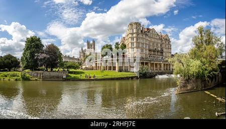 Parade Gardens und das Empire Hotel mit Bath Abbey im Hintergrund am 16. August 2023 über den Fluss Avon in Bath, Großbritannien Stockfoto