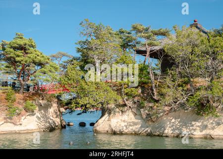 Godaido des Zuiganji-Tempels und der roten Brücke in Matsushima, Miyagi, Japan Stockfoto