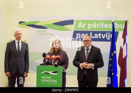RIGA, Lettland. 16. Aug. 2023. Krisjanis Karins (L), Ministerpräsident Lettlands, Evika Silina (C), Ministerin für Wohlfahrt und Arvils Aseradens (R), Ministerin der Finanzen Lettlands. Die neue Unity-Partei kündigt den Kandidaten des PM an. Kredit: Gints Ivuskans/Alamy Live News Stockfoto