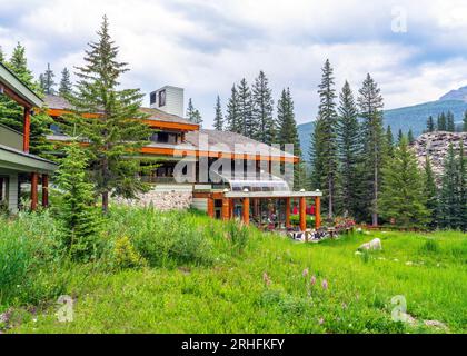 Moraine Lake Lodge, Moraine Lake im Sommer im Banff National Park, Canadian Rockies, Alberta, Kanada. Banff National Park, Alberta, Kanada Stockfoto