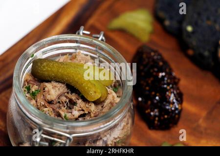 Entenaufstrich oder Rillette mit Feigenmarmelade und Brot aus der Nähe zusammensetzen Stockfoto