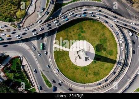 Ringstraße Kreuzung in der Nähe des Platzes der Helden, Tiflis, Luftaufnahme. Stockfoto