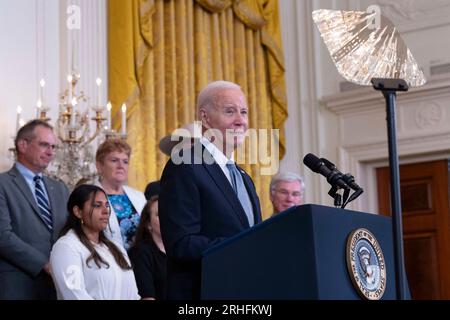 Washington, Usa. 16. Aug. 2023. US-Präsident Joe Biden äußert sich zum Jahrestag des Inflation Reduction Act im Weißen Haus in Washington, DC, am 16. August 2023. Kredit: Chris Kleponis/Pool über CNP Credit: Abaca Press/Alamy Live News Stockfoto