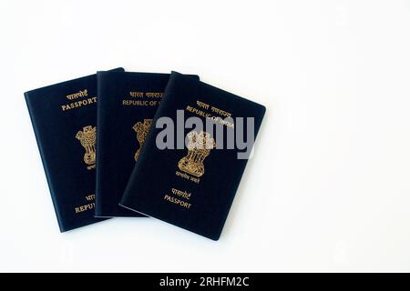 indischer Nationalpass Nahaufnahme auf weißem Hintergrund Stockfoto