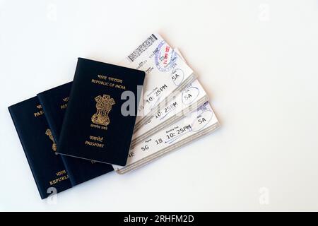 indischer nationaler blauer Pass mit Bordkarte auf weißem Hintergrund in Nahaufnahme Stockfoto