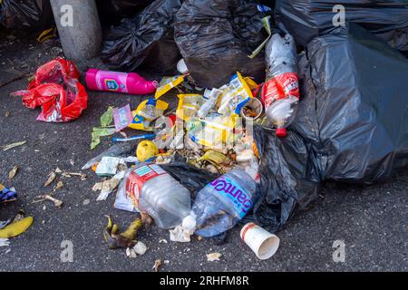 Chalvey, Slough, Berkshire, Großbritannien. 16. August 2023. Obwohl Chalvey einen kostenlosen Abfalltipp für die Bewohner hat, werden verrottete Lebensmittel, Kleidung und Haushaltsmüll weiterhin regelmäßig von Bewohnern in Chalvey, Slough, Berkshire, auf den Straßen entsorgt. Ein deutliches Schild des Slough Borough Council informiert die Bewohner, dass die Gegend überwacht wird und dass Flugtipps zu einer Geldstrafe von 50.000 £ führen könnten. Dies hat sich noch verschlimmert, seit der Rat von Slough Borough kürzlich eine Änderung der Abfalleimer-Sammlungen der Bewohner eingeführt hat, um die Bewohner zu ermutigen, mehr zu recyceln. Graue Behälter mit allgemeinem Abfall einschließlich Stockfoto