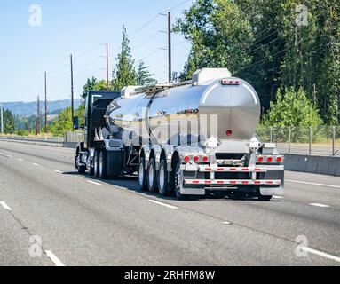 Industriestandard professionelle schwarze hohe Kabine für Lkw-Fahrerlager große Rig schwere Sattelzugmaschine für den Transport von gewerblicher Fracht in glänzender Bräune Stockfoto