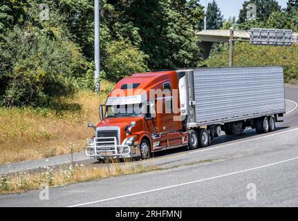 Industriestandard braune hohe Kabine für Lkw-Fahrerlager großer Lkw-Auflieger mit Kühlergrillschutz für den Transport von gewerblicher Ladung im Kühlschrank Stockfoto