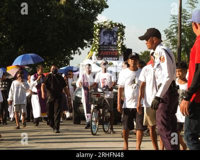 Caloocan, Philippinen. 16. Aug. 2023. Ein Fahrzeug mit der Leiche von Jemboy Baltazar kommt auf dem Friedhof von Laloma an. Jerhode „Jemboy“ Baltazar, der 17-jährige, der am 2. August 2023 von der Polizei von Navotas City erschossen und getötet wurde, wurde auf dem La Loma Friedhof in Caloocan zur Ruhe gelegt. Seine Familie fordert Gerechtigkeit. Die Cops haben ihn fälschlicherweise als Mörder in Navotas City, nördlich von Manila, identifiziert. Kredit: SOPA Images Limited/Alamy Live News Stockfoto