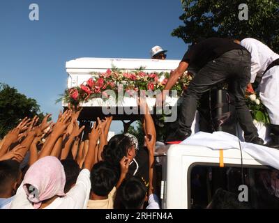 Caloocan, Philippinen. 16. Aug. 2023. Leute, die während der Beerdigung den Sarg von Jemboy Baltazar berühren wollten. Jerhode „Jemboy“ Baltazar, der 17-jährige, der am 2. August 2023 von der Polizei von Navotas City erschossen und getötet wurde, wurde auf dem La Loma Friedhof in Caloocan zur Ruhe gelegt. Seine Familie fordert Gerechtigkeit. Die Cops haben ihn fälschlicherweise als Mörder in Navotas City, nördlich von Manila, identifiziert. Kredit: SOPA Images Limited/Alamy Live News Stockfoto