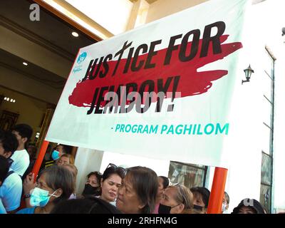 Caloocan, Philippinen. 16. Aug. 2023. Die Trauernden halten ein Banner mit dem Spruch: "Gerechtigkeit für Jemboy". Jerhode „Jemboy“ Baltazar, der 17-jährige, der am 2. August 2023 von der Polizei von Navotas City erschossen und getötet wurde, wurde auf dem La Loma Friedhof in Caloocan zur Ruhe gelegt. Seine Familie fordert Gerechtigkeit. Die Cops haben ihn fälschlicherweise als Mörder in Navotas City, nördlich von Manila, identifiziert. Kredit: SOPA Images Limited/Alamy Live News Stockfoto