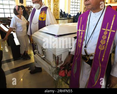 Caloocan, Philippinen. 16. Aug. 2023. Priester tragen den Sarg von Jemboy Baltazar während seiner Zeremonie. Jerhode „Jemboy“ Baltazar, der 17-jährige, der am 2. August 2023 von der Polizei von Navotas City erschossen und getötet wurde, wurde auf dem La Loma Friedhof in Caloocan zur Ruhe gelegt. Seine Familie fordert Gerechtigkeit. Die Cops haben ihn fälschlicherweise als Mörder in Navotas City, nördlich von Manila, identifiziert. Kredit: SOPA Images Limited/Alamy Live News Stockfoto