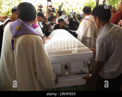 Caloocan, Philippinen. 16. Aug. 2023. Priester tragen den Sarg von Jemboy Baltazar während seiner Zeremonie. Jerhode „Jemboy“ Baltazar, der 17-jährige, der am 2. August 2023 von der Polizei von Navotas City erschossen und getötet wurde, wurde auf dem La Loma Friedhof in Caloocan zur Ruhe gelegt. Seine Familie fordert Gerechtigkeit. Die Cops haben ihn fälschlicherweise als Mörder in Navotas City, nördlich von Manila, identifiziert. Kredit: SOPA Images Limited/Alamy Live News Stockfoto