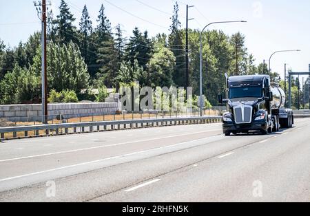 Industriestandard professionelle schwarze hohe Kabine für Lkw-Fahrerlager große Rig schwere Sattelzugmaschine für den Transport von gewerblicher Fracht in glänzender Bräune Stockfoto