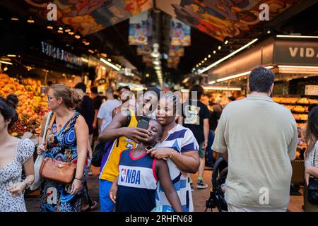 Barcelona, Barcelona, Spanien. 16. Aug. 2023. Touristen machen ein Selfie auf dem BoquerÃ-A-Markt auf den Ramblas in Barcelona. In diesem Jahr 2023 wird Spanien den Rekord der Besucher von 2019 brechen. (Kreditbild: © Marc Asensio Clupes/ZUMA Press Wire) NUR REDAKTIONELLE VERWENDUNG! Nicht für den kommerziellen GEBRAUCH! Stockfoto